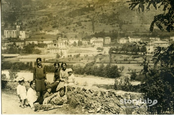 Ritratto di gruppo con panorama di Zogno