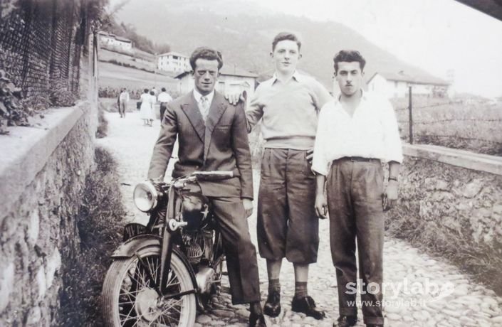 Giovani In Motocicletta