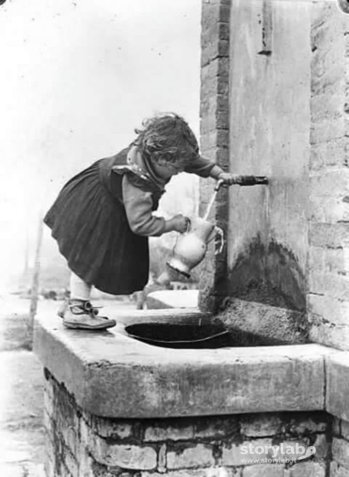 Bambina Che Prende Acqua Alla Fontana