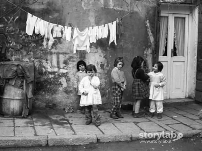 Bambini Che Giocano Nel Cortile