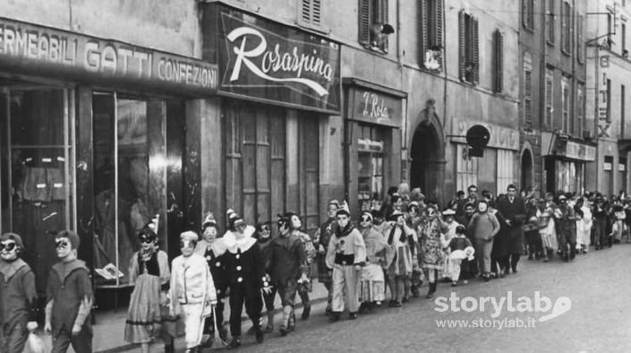 Via B.Palazzo: Bambini in maschera (1959)