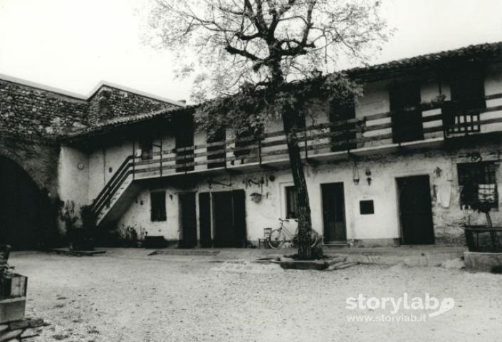 Interno Della Cascina In Via Cavagnis A Rosciate