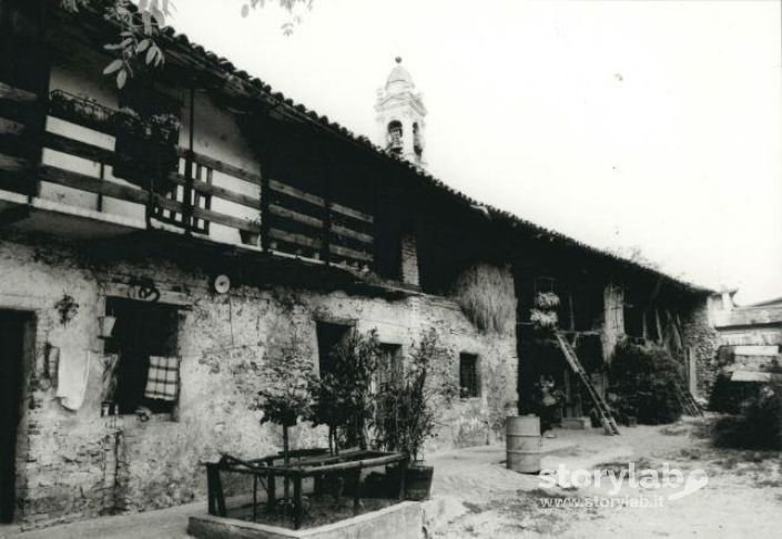 Interno Della Cascina In Via Cavagnis A Rosciate