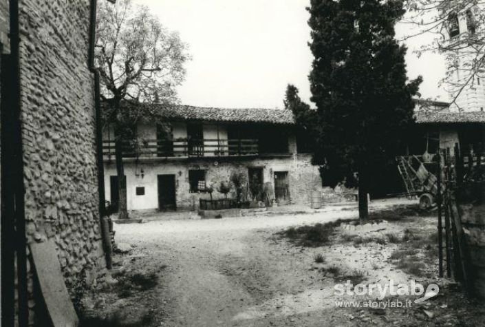 Interno Della Cascina In Via Cavagnis A Rosciate