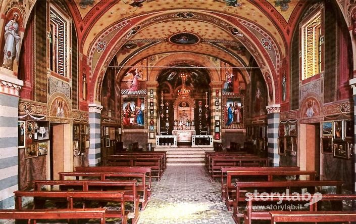 Interno del Santuario della Forcella con decorazioni di Giacomo Nembrini