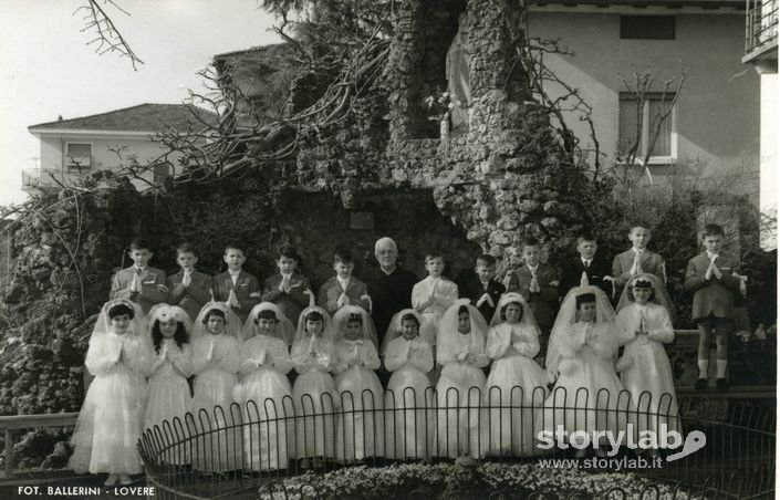 Gruppo di bambini di Corti il giorno della loro Prima Comunione