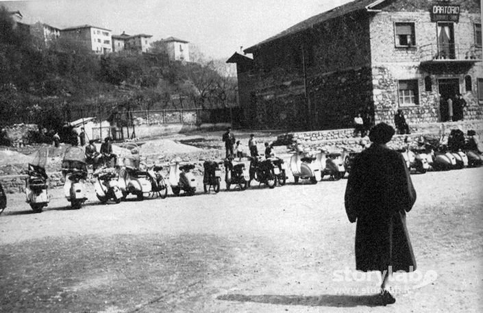 Moto parcheggiate fuori dall'Oratorio