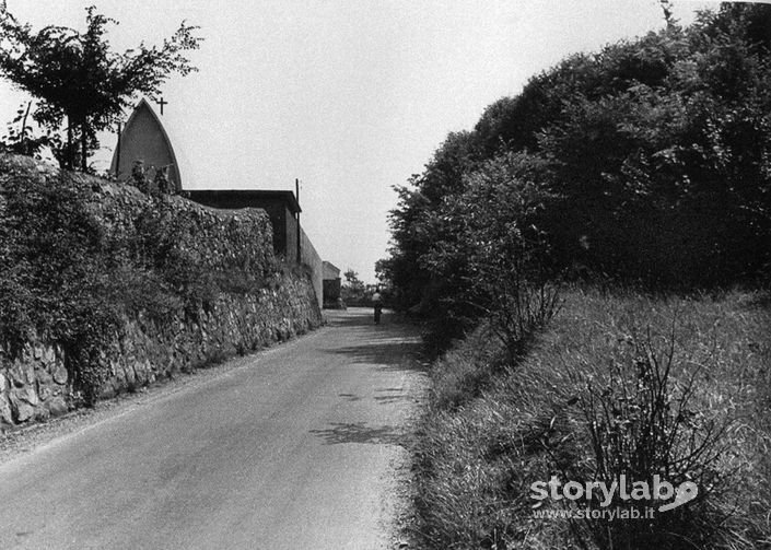 Strada che passa fuori dal camposanto