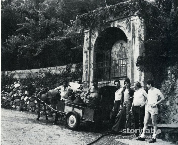 Gruppo di Giovanotti alla stazione di rifornimento dell'acqua di S. Carlo