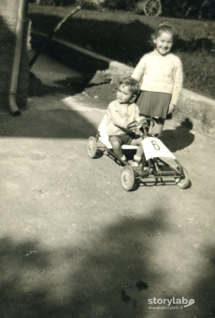 Bambini che giocano in giardino