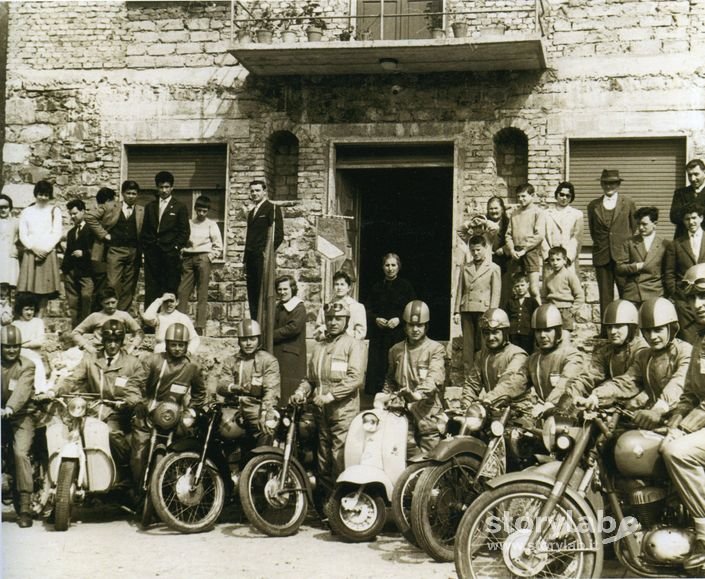 Gruppo di piloti con al centro Agostini