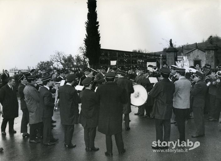 Banda al Cimitero di Corti