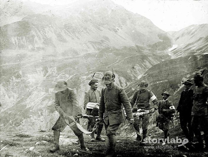 Alpini Che Trasportano Un Ferito