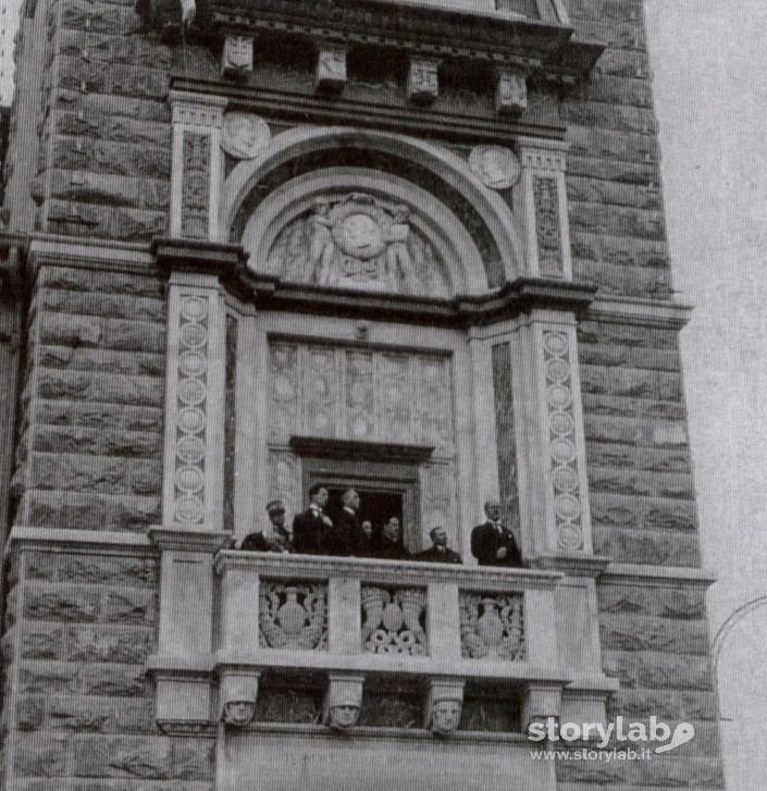 Piazza Vittorio Veneto, Mussolini con Antonio Locatelli inaugurano la Torre dei Caduti