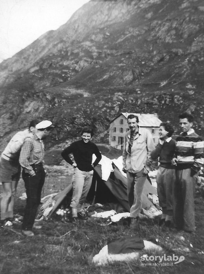 Capelli Graziano E Claudio Con Le Fidanzate E Alcuni Amici Vicino Al Rifugio Curò