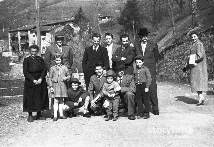 Capelli Emilio Coi Figli Graziano E Claudio E Dei Passanti Di Vall'Alta