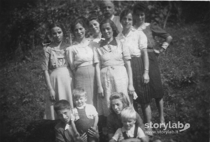 Famiglia Capelli Emilio Quasi Al Completo E I Due Nipoti Gianni E Dino