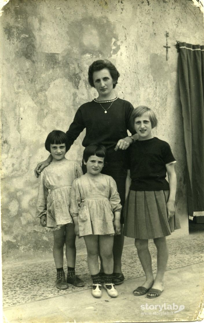 Foto Di Famiglia In Cortile