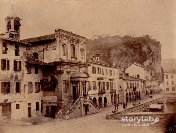 Borgo Storico Di Arona Con Porticciolo