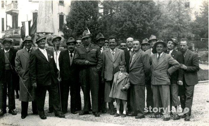 Alpini al Monumento dei Caduti di Zogno